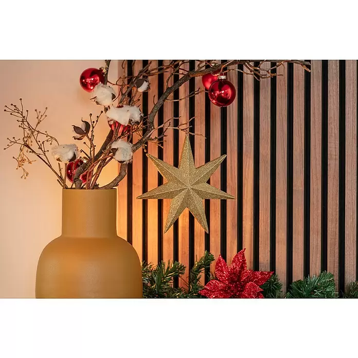 Kunstblume Baumwolle - Weiß, 85 cm - Weihnachtsdeko: Senfgelbe Vase mit Baumwollzweigen und roten Kugeln, ein goldener Glitzerstern, grüne Girlande und rote Blume vor Holzhintergrund.