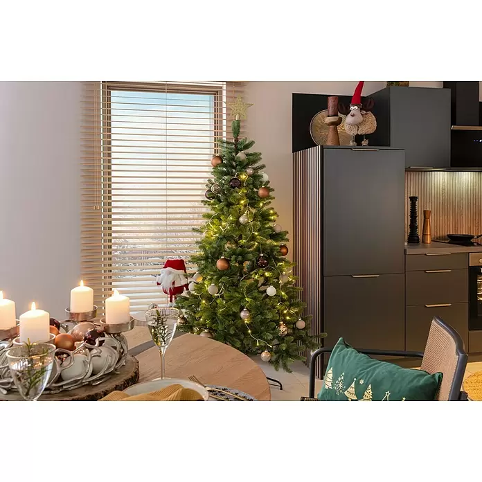 Jalousie Bambus - B x H: 105 x 240 cm, Natur, Holz - Weihnachtlich geschmückter Essbereich und Küche mit beleuchtetem Weihnachtsbaum, Adventskerzen und warmer Beleuchtung.