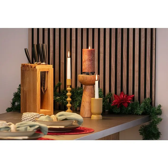 Kerzenständer Pune - Ø x H: 5 x 24 cm, Senfgelb, Metall - Ein festlich gedeckter Tisch mit einem Messerblock, Kerzen und Tannengirlande sorgt für eine warme Atmosphäre.