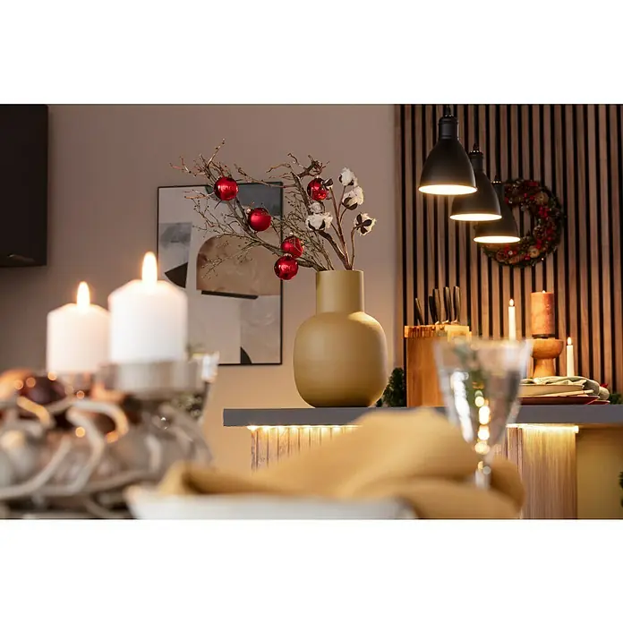 Reinders Bild Slim Frame Black - Soft Abstract II, B x H: 50 x 70 cm - Dekorative Tischszene mit Kerzen, Ornamenten und einer stilvollen Vase, die eine festliche und warme Atmosphäre schafft.