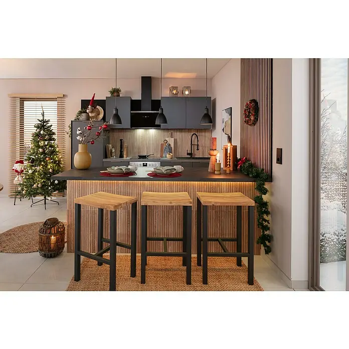 Kerzenständer Pune - Ø x H: 5 x 24 cm, Senfgelb, Metall - Eine moderne Küche mit drei Barhockern aus Holz und Metall vor einer Kücheninsel, weihnachtlich dekoriert mit Baum und Girlande.