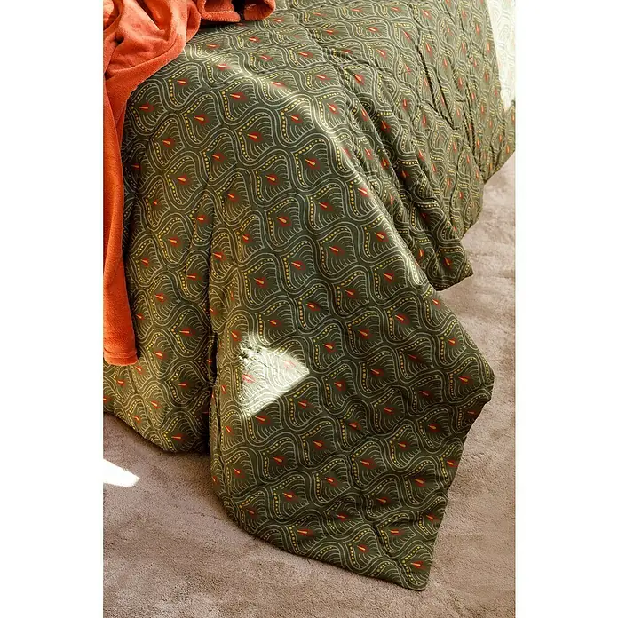 Manta para sofá Rehegar - Textil, Verde - Primer plano de una elegante funda nórdica con un patrón abstracto en rojo, amarillo y blanco sobre un fondo verde oliva.