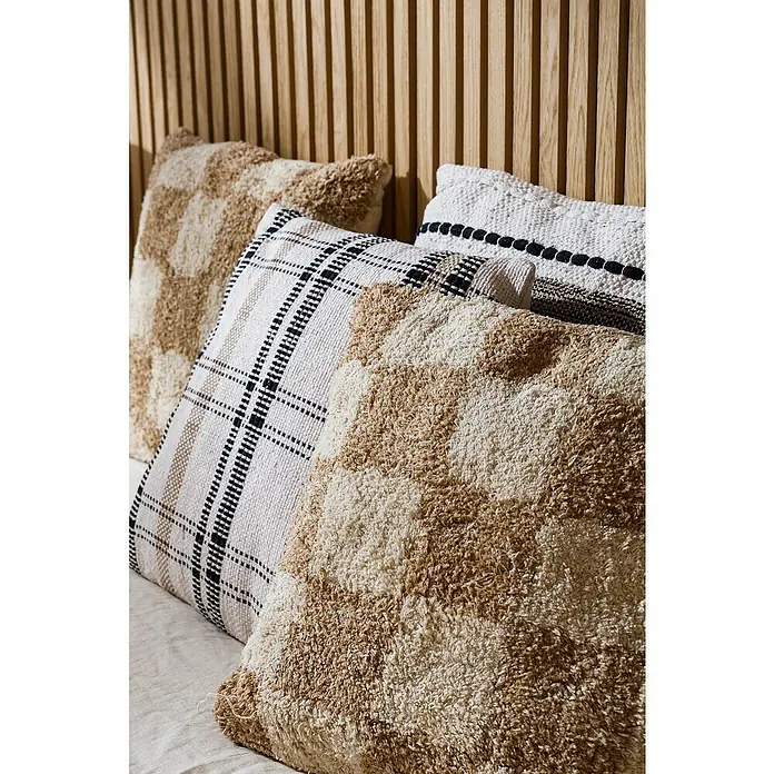 Panel de pared Linari - 120 x 50 cm, 2 ud. - Cojines decorativos con diferentes estampados sobre una cama, creando un ambiente acogedor y elegante.