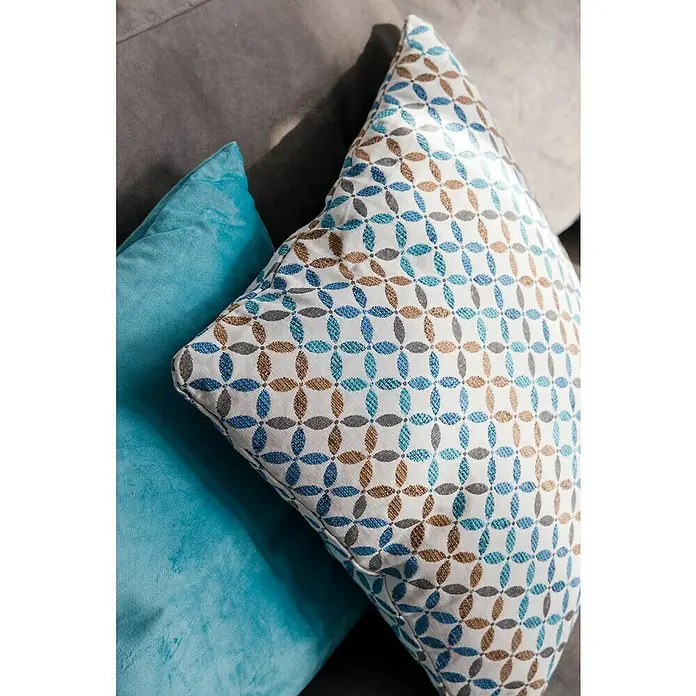 Cojín Yunus - 45 x 45 cm, Textil, Azul, Cuadrado - Primer plano de cojines decorativos en un sofá. El cojín azul y el estampado se muestran de forma atractiva en el sofá gris.