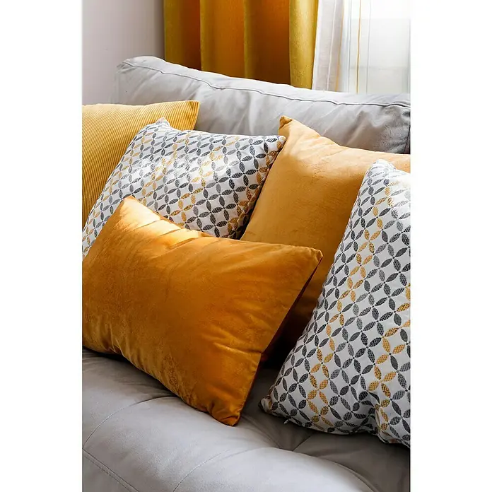 Cojín Velvet - 30 x 50 cm, Textil, Yema, Rectangular - Primer plano de cojines decorativos en amarillo y con estampados geométricos en un sofá.