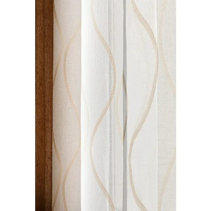 Visillo para ventana Selena - An x Al: 140 x 260 cm, 100% poliéster, Beige/Blanco - Vista detallada de una elegante cortina blanca con sutiles patrones de ondas beige y tela marrón en el lateral, una hermosa decoración.