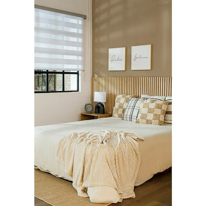 Panel de pared Linari - 120 x 50 cm, 2 ud. - Acogedora habitación con colcha beige, cojines decorativos, cabecero de madera y elementos decorativos para un ambiente relajado.