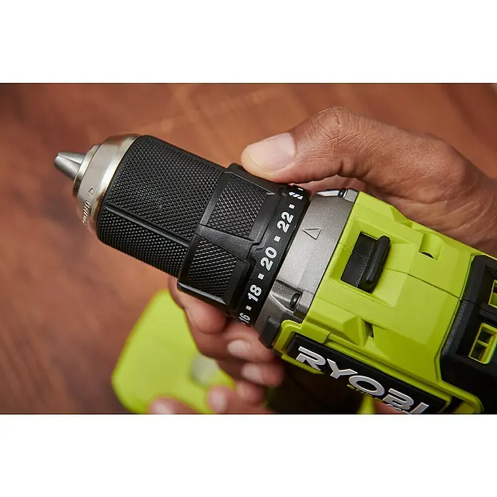 Ryobi ONE+HP Akku-Bohrschrauber RDD18C1-0 C - 18 V, Ohne Akku, 60 Nm - Nahaufnahme einer Ryobi-Bohrmaschine in der Hand, Fokus auf Bohrfutter und Drehmomenteinstellung.