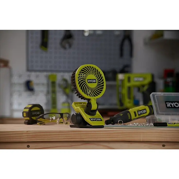 Ryobi 4V USB Akku-Ventilator RCF4-120G - 4 V, 1 Akku - Nahaufnahme eines Ryobi-Ventilators auf einem Tisch in einer Werkstatt, der für eine kühle und komfortable Arbeitsumgebung sorgt.