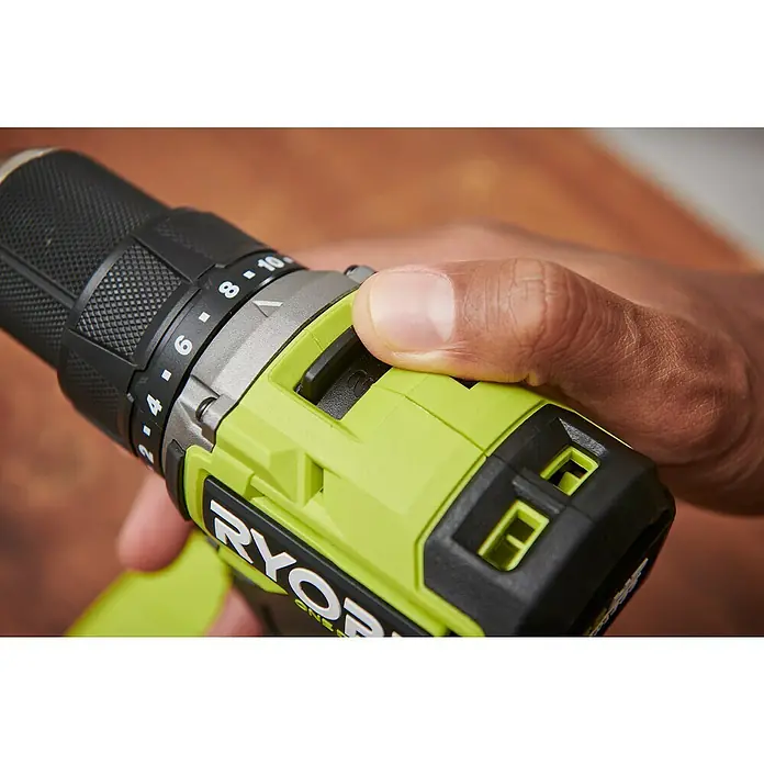 Ryobi ONE+HP Akku-Bohrschrauber RDD18C1-0 C - 18 V, Ohne Akku, 60 Nm - Nahaufnahme eines Akku-Bohrschraubers der Marke Ryobi, der von einer Hand bedient wird. Das Gerät ist in den Farben Grün und Schwarz gehalten.
