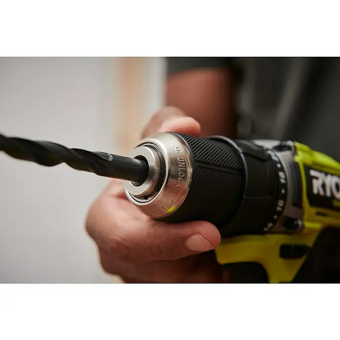 Ryobi ONE+HP Akku-Bohrschrauber RDD18C1-0 C - 18 V, Ohne Akku, 60 Nm - Nahaufnahme einer Ryobi Bohrmaschine mit eingesetztem Bohrer, gehalten von einer Hand.