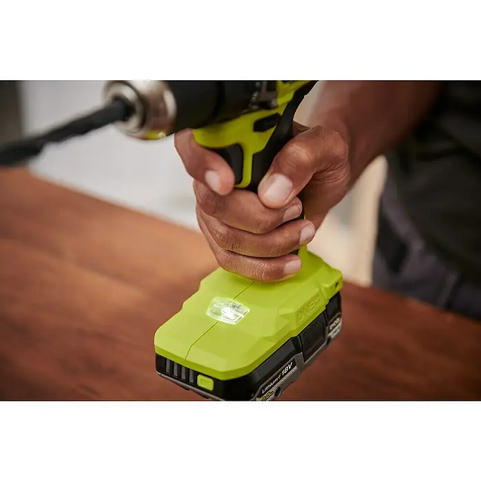 Ryobi ONE+HP Akku-Bohrschrauber RDD18C1-0 C - 18 V, Ohne Akku, 60 Nm - Nahaufnahme eines Ryobi ONE+ Akku-Bohrschraubers mit LED-Beleuchtung, der von einer Hand gehalten wird. Ideal für Heimwerkerprojekte.