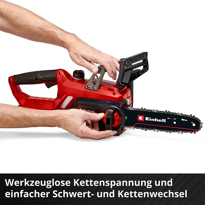 Einhell Power X-Change 18V Akku-Kettensäge GE-LC 18/25 Li Kit - 18 V, Li-Ionen, 3 Ah, 1 Akku, Schwertlänge: 25 cm - Das Bild zeigt eine rote Einhell Kettensäge mit werkzeugloser Kettenspannung, die von Händen bedient wird.
