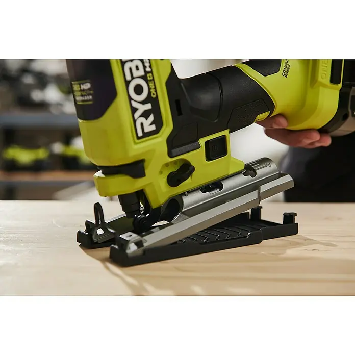 Ryobi ONE+HP Akku-Pendelhubstichsäge RJS18BX-0 - 18 V, Li-Ionen, Anzahl Akkus: Ohne Akku, Leerlaufhubzahl: 900 /min - 3.200 /min - Nahaufnahme einer Ryobi Akku-Stichsäge auf einer Holzoberfläche, die Präzision und kabellose Freiheit beim Sägen bietet.