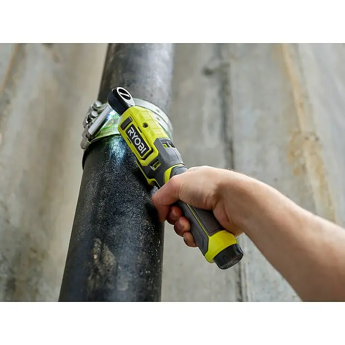 Ryobi 4V USB Akku-Ratschenschrauber RR14W4-120G - 4 V, 1 Akku - Nahaufnahme eines Ryobi-Ratschenschraubers mit Licht, der an einem schwarzen Rohr mit einer Metallschelle befestigt ist.