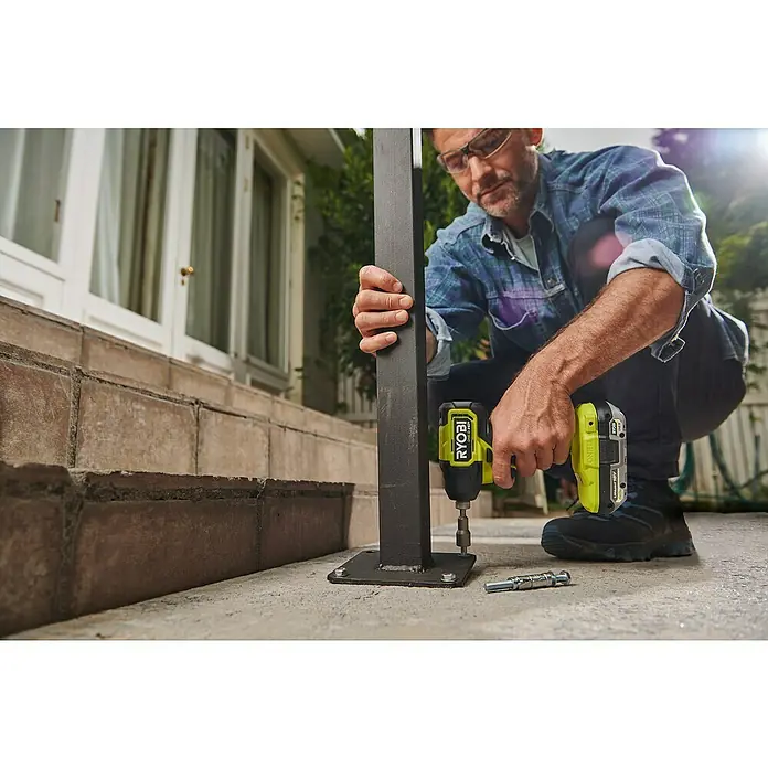Ryobi ONE+HP Akku-Schlagschrauber RID18C1-0 - 18 V, Ohne Akku, 240 Nm - Ein Mann befestigt mit einem Ryobi Akku-Schlagschrauber einen Pfosten. Das Gerät ist in Grün und Schwarz gehalten und scheint sehr handlich zu sein.