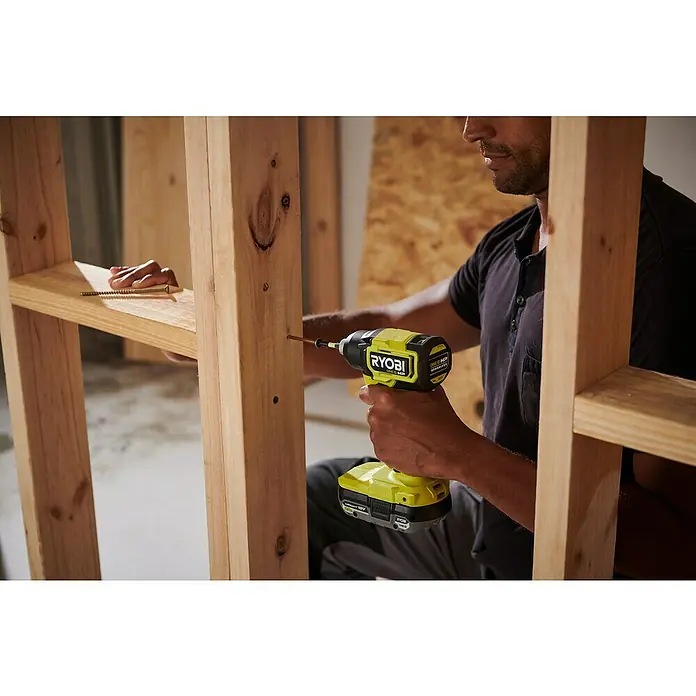 Ryobi ONE+HP Akku-Schlagschrauber RID18C1-0 - 18 V, Ohne Akku, 240 Nm - Ein Mann benutzt einen Ryobi Akku-Schlagschrauber, um ein Holzprojekt zu bearbeiten, wobei der Schrauber im Fokus steht.