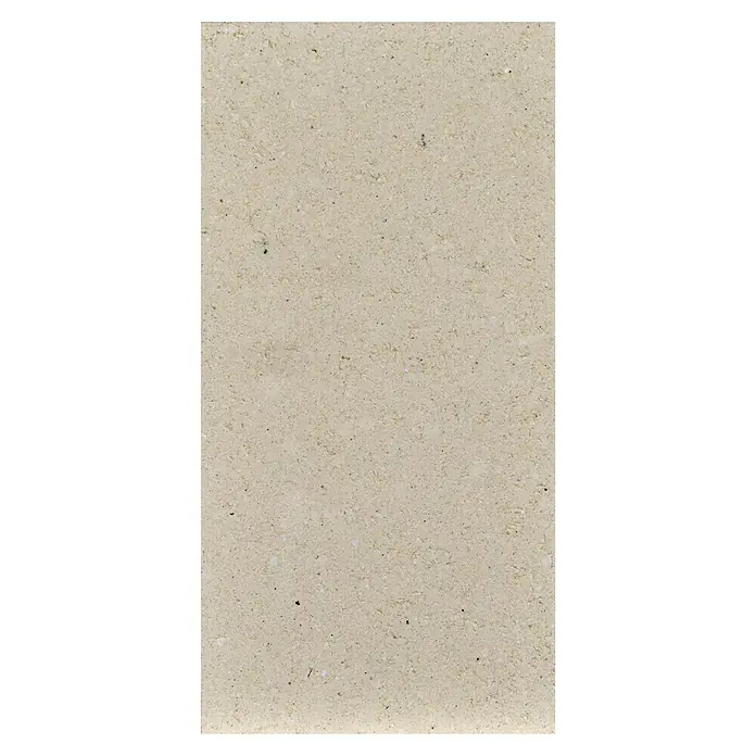 Firefix Schamottsteinplatte - 25 x 12,4 x 4 cm, Temperaturbeständigkeit: 1.200 °C - Nahaufnahme einer beigen Travertinfliese mit subtilen Texturen und einer matten Oberfläche, ideal für moderne Innenräume.\n