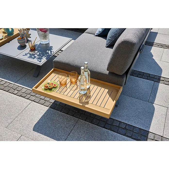 Sunfun Serviertablett Lumar - L x B: 80 x 40 cm, Holz, Naturbraun - Nahaufnahme eines modernen Gartentisches mit Getränken und Snacks auf einer Holzplatte, Teil einer grauen Sofagarnitur.