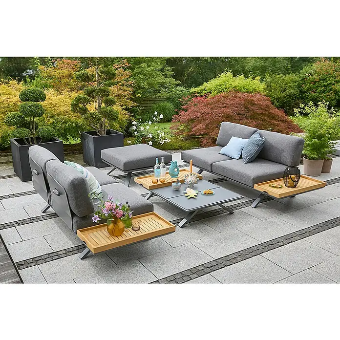 Sunfun Lumar Loungesofa - L x B x H: 195,5 x 87 x 68 cm, Aluminium, Night-Grey - Graue Gartenmöbel-Sets mit Beistelltischen aus Holz auf einer Terrasse, umgeben von üppigem Grün. Das perfekte Ambiente zum Entspannen im Freien.
