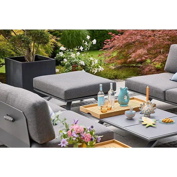 Sunfun Lumar Garten-Couchtisch - L x B x H: 80 x 80 x 27 cm, Aluminium, Night-Grey - Detailansicht einer grauen Gartenmöbel-Loungegruppe mit Tisch und Dekoration im Garten.