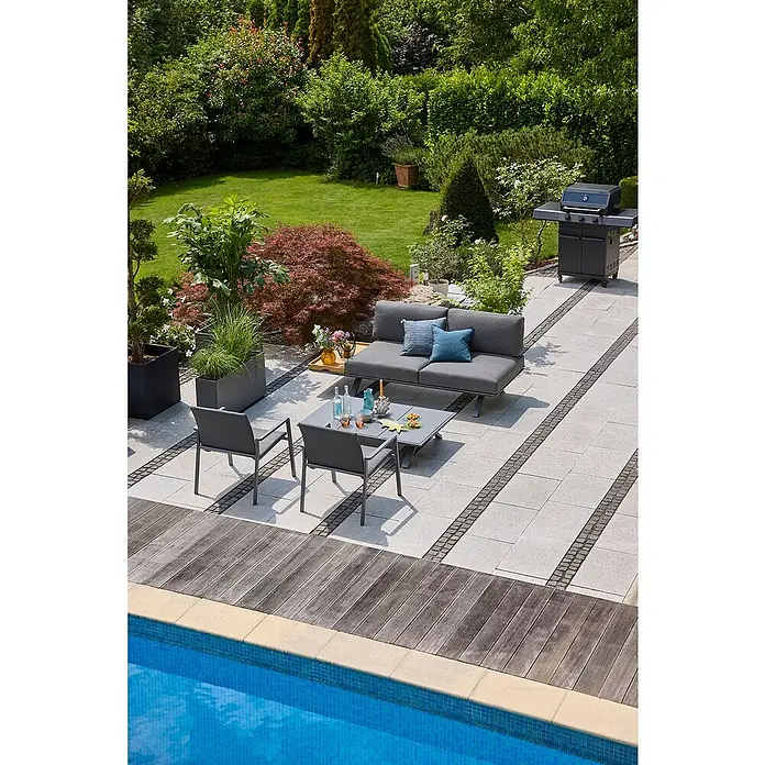 Sunfun Lumar Loungesofa - L x B x H: 195,5 x 87 x 68 cm, Aluminium, Night-Grey - Gartenmöbel-Set mit grauem Sofa, Tisch und Stühlen auf einer Terrasse neben einem Pool, ideal zum Entspannen im Freien.