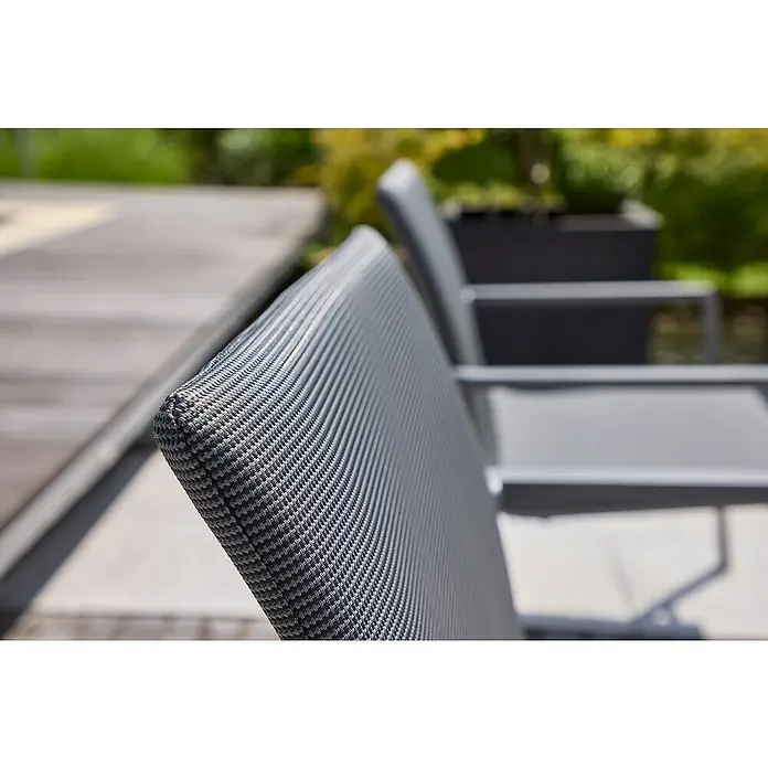 Sunfun Lumar Loungesessel - L x B x H: 64 x 78,5 x 67 cm, Aluminium, Textil, Night-Grey - Nahaufnahme eines grauen Gartenstuhls mit Fokus auf das feine Gewebe der Rückenlehne und Details der Armlehne.