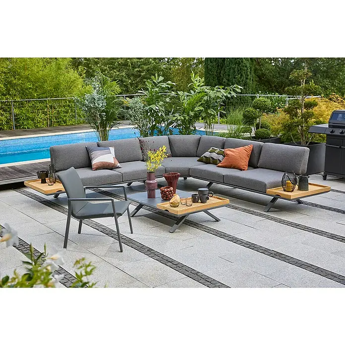 Sunfun Loungemöbel-Set Lumar - 8 -tlg., Aluminium, Teak, Night-Grey - Eine graue Gartenlounge-Gruppe mit Couchtisch und Beistelltischen. Die Gartenmöbel stehen auf einer gepflasterten Terrasse mit Pool im Hintergrund.