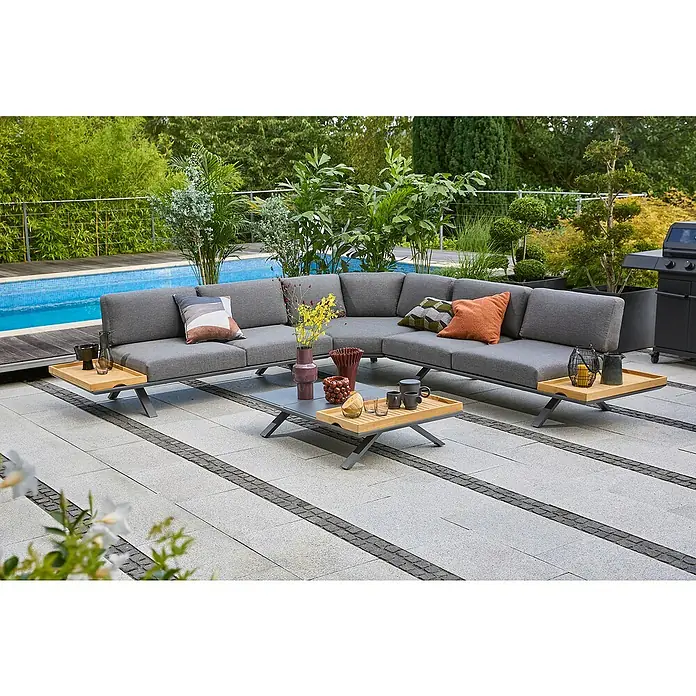 Sunfun Loungemöbel-Set Lumar I - 7 -tlg., Aluminium, Teak, Ecklounge, Night-Grey - Graue Outdoor-Lounge-Ecke mit Couchtisch und Beistelltischen auf einer Terrasse mit Pool im Hintergrund.