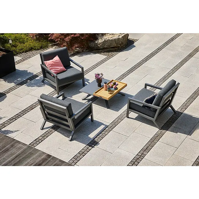 Sunfun Lumar Garten-Couchtisch - L x B x H: 80 x 80 x 27 cm, Aluminium, Night-Grey - Drei graue Sessel und ein Tisch auf einer Terrasse. Die Sessel sind mit Kissen ausgestattet und der Tisch ist mit Getränken und Snacks gedeckt.
