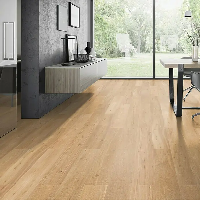 Classen Vinylbodenmuster GreenVinyl Traubeneiche gehobelt - 300 x 173 x 4 mm, Landhausdiele - Einladendes Interieur mit hellem Holzfußboden, der Wärme und Eleganz in den Raum bringt. Moderne Einrichtungselemente ergänzen das natürliche Design.
