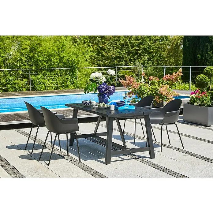 Sunfun Gartenmöbel-Set Melina/My - 5 -tlg., Akazie/Aluminium/Kunststoff, Black Washed/Schwarz - Eine elegante Gartengarnitur mit einem Esstisch und vier Stühlen, stilvoll arrangiert im Freien neben einem erfrischenden Pool und üppigem Grün.