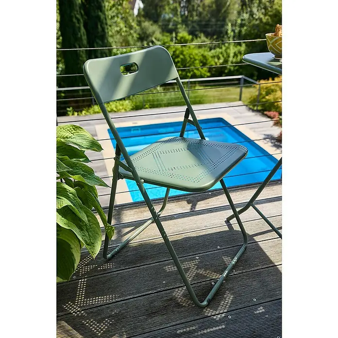 Balkonmöbel-Set Jordan - 3 -tlg., Grün, Klappbar - Klappstuhl aus Metall in Salbeigrün auf einer Holzterrasse, ideal für Garten und Balkon.