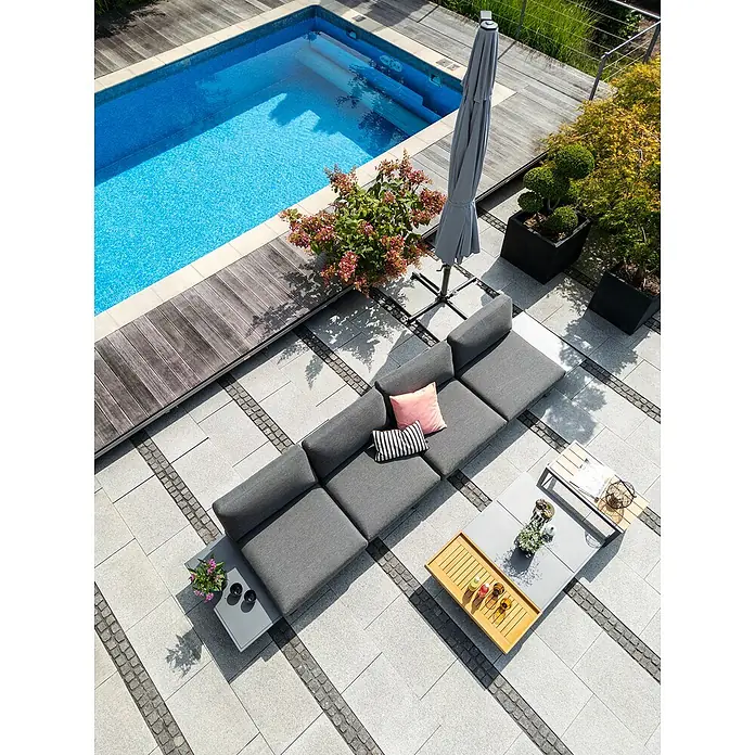 Sunfun Ampelschirm rund Capri - Anthrazit, Durchmesser Bespannung: 400 cm - Terrasse mit modularem Sofa, zwei Tischen, Pool und Sonnenschirm. Die graue Loungegarnitur lädt zum Verweilen im Freien ein.