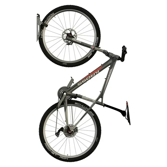 Keter Soporte de pared de bicicletas - Específico para: Caseta Keter - Una bicicleta de montaña Kross Level 14.0 está montada en un soporte de pared, con las ruedas delantera y trasera claramente visibles.