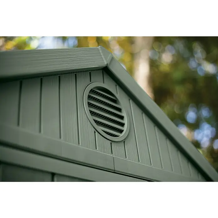 Keter Gartenhaus Darwin 4x4 - Außenmaß inkl. Dachüberstand (B x T): 125,8 x 117 cm, Kunststoff, Grün, 1,5 m² - Detailansicht einer Gartenhütte mit Belüftung, die die Struktur und Funktionalität des Produkts hervorhebt.