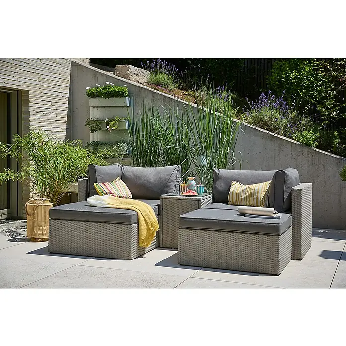 Loungemöbel-Set - 5 -tlg., Aluminium, Polyrattan, Anthrazit - Ein graues Lounge-Set aus Rattan mit Kissen und einer Decke auf einer Terrasse. Der Fokus liegt auf den bequemen Gartenmöbeln.