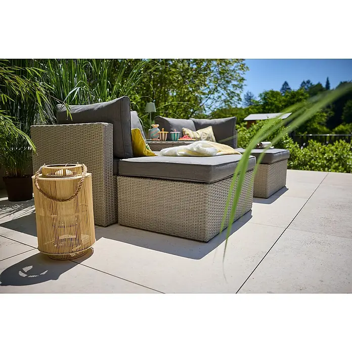 Loungemöbel-Set - 5 -tlg., Aluminium, Polyrattan, Anthrazit - Gartenmöbel-Set mit Rattansofa, Ottomane, Beistelltisch und Bambuslaterne auf einer Terrasse im Freien, ideal zum Entspannen.