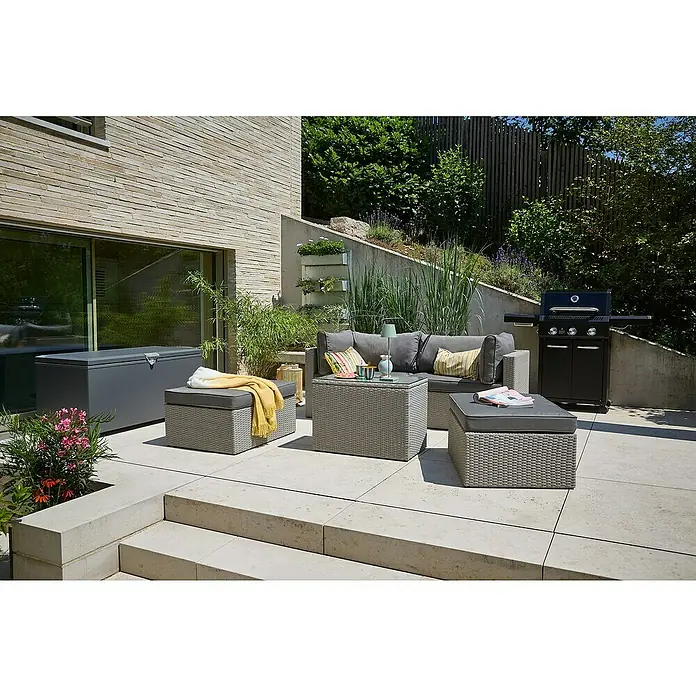 Sunfun Lumar Aufbewahrungsbox - L x B x H: 58 x 132 x 60 cm, Stahl, Night-Grey - Terrassenmöbel-Set mit grauem Sofa, Tisch, Hockern und Grill im Freien. Die graue Truhe und die bunten Kissen ergänzen das moderne Design.