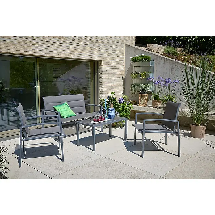 Loungemöbel-Set - 4 -tlg., Metall/Textil, Schwarz/Grau - Eine graue Terrassengarnitur mit Tisch, Sofa und zwei Sesseln steht auf einer hellen Terrasse vor einer Hauswand.