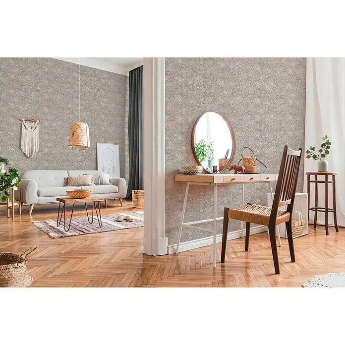 A.S. Création New Walls Vliestapete Mosaik - Beige, Fliesenoptik, 10,05 x 0,53 m - Ein stilvolles Interieur mit Fokus auf einer Holzkommode mit Spiegel und einem passenden Stuhl, ergänzt durch warme Holztöne und Textilien.