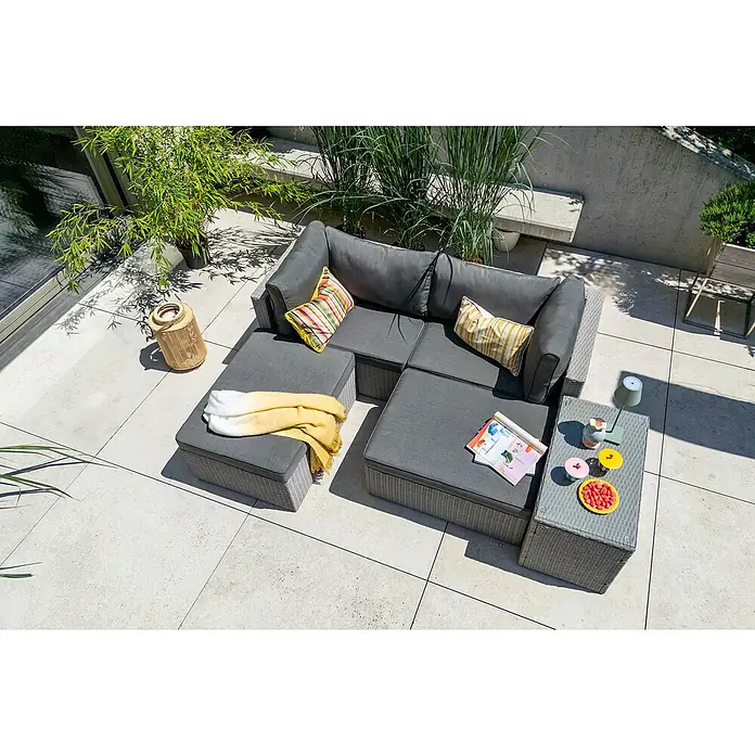 Loungemöbel-Set - 5 -tlg., Aluminium, Polyrattan, Anthrazit - Eine graue Rattan-Gartenlounge mit Kissen und Dekorationen auf einer Terrasse.