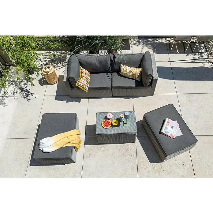 Loungemöbel-Set - 5 -tlg., Aluminium, Polyrattan, Anthrazit - Ein graues Outdoor-Lounge-Set mit Kissen und Beistelltischen auf einer Terrasse, ideal für entspannte Stunden im Freien.