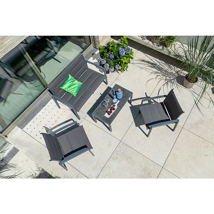 Loungemöbel-Set - 4 -tlg., Metall/Textil, Schwarz/Grau - Luftaufnahme einer grauen Gartensitzgruppe mit Tisch, Stühlen und Bank. Draußen stehen Pflanzen und es gibt Dekoartikel auf dem Tisch.