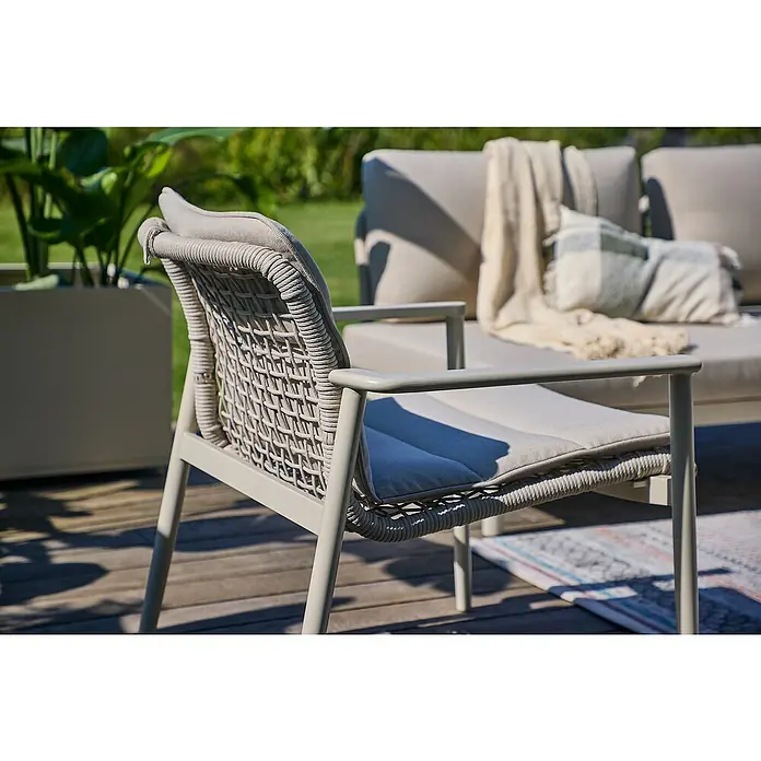 Sunfun Solo Rope Loungesessel - B x T x H: 69,5 x 74 x 72 cm, Aluminium, Kunststoff, Light-Greige - Nahaufnahme eines stilvollen Korbsessels mit bequemen Polstern, ideal für entspannte Stunden im Freien.
