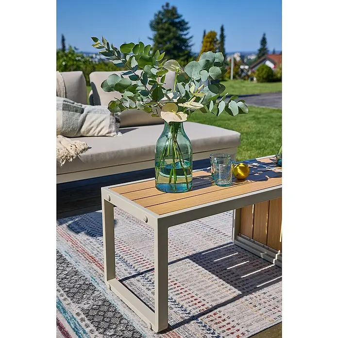 Sunfun Solo Mesa auxiliar de jardín - L x An x Al: 73 x 38,5 x 41 cm, Aluminio, Beige - Primer plano de una mesa de centro de exterior con tapa de madera y estructura metálica, decorada con un jarrón, vasos y un limón.