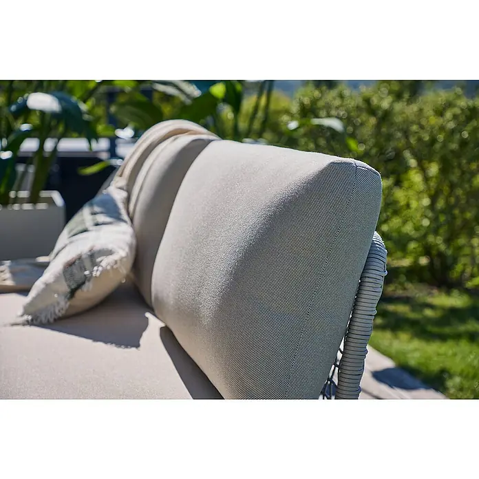 Sunfun Solo Rope Loungesofa - L x B x H: 167,5 x 86,5 x 66 cm, Aluminium, Light-Greige - Nahaufnahme eines grauen Outdoor-Sofas mit bequemen Kissen, ideal für entspannte Stunden im Garten oder auf der Terrasse.