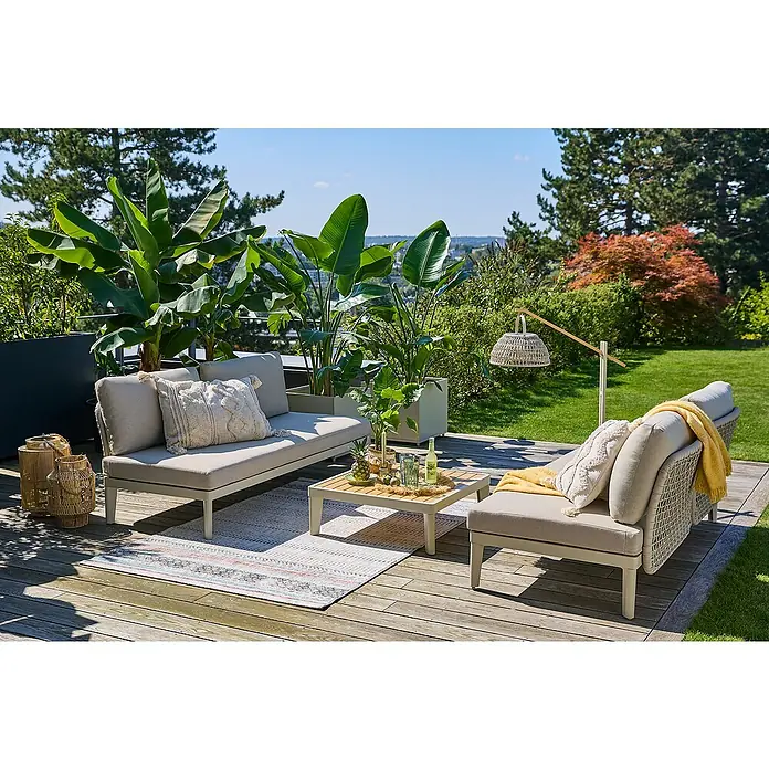 Sunfun Loungemöbel-Set Solo Rope I - 3 -tlg., Aluminium/Kunststoff/Olefin, Light-Greige - Helle Lounge-Gartenmöbel mit Tisch und Dekoration auf einer Holzterrasse, umgeben von üppigem Grün. Der perfekte Ort zum Entspannen!
