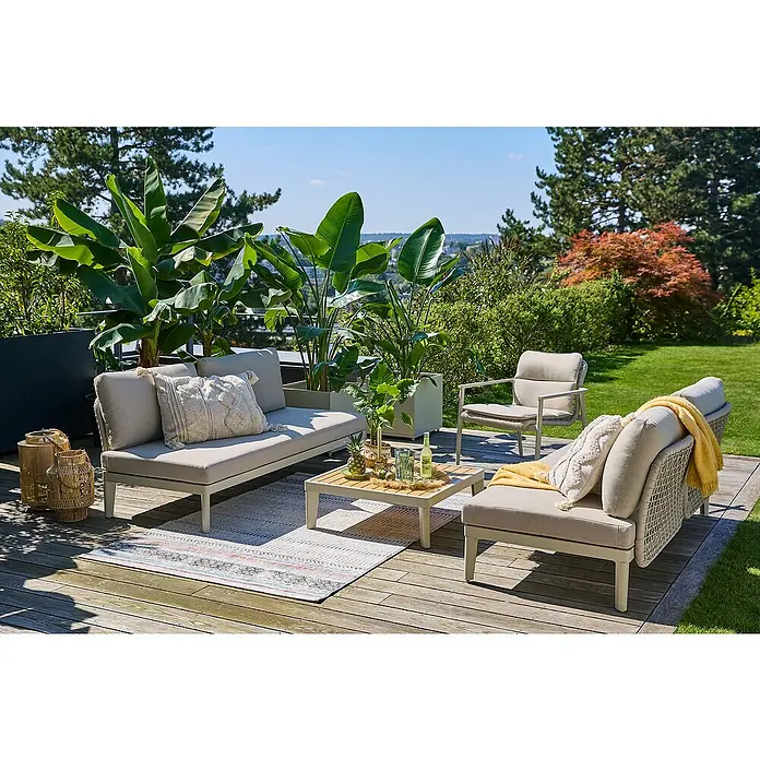 Sunfun Loungemöbel-Set Solo Rope V - 5 -tlg., Aluminium/Polyrattan/Olefin, Light-Greige - Elegante Gartensitzgruppe mit bequemen Polstern und stilvollem Couchtisch auf einer Holzterrasse, umgeben von üppigem Grün und Bäumen.