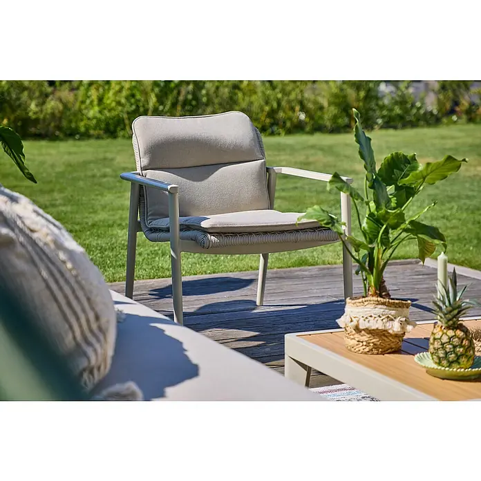 Sunfun Solo Rope Gartenmöbel-Auflage - Light-Greige, Passend für: Sunfun Solo Loungesessel - Nahaufnahme eines bequemen Sessels mit Polsterauflagen im Freien, ideal zum Entspannen auf der Terrasse oder im Garten.